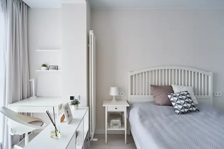 ЖК «Первый квартал», светлая квартира — Спальня: рабочее место на бывшей лоджии