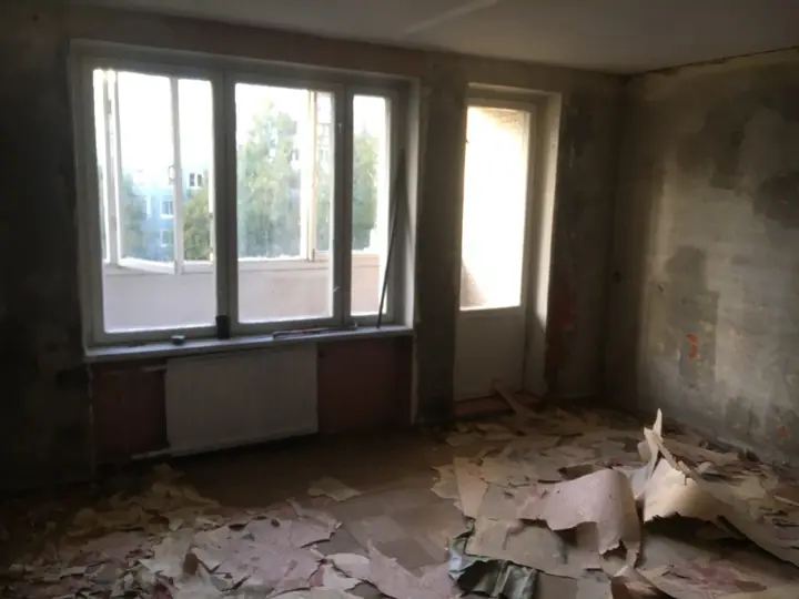 Светлановский проспект (вторичка) — До ремонта: комната с выходом на балкон