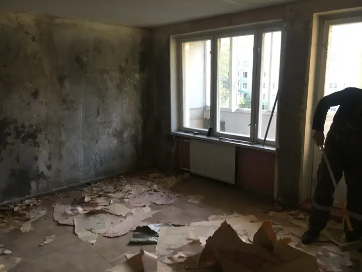 Светлановский проспект (вторичка) — До ремонта: комната, окно и балконная дверь